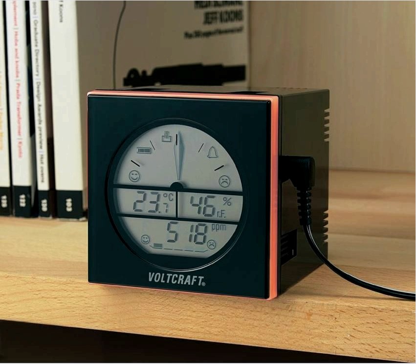 Többfunkciós műszer, amely hőmérsékletet, páratartalmat és az időt mutatja