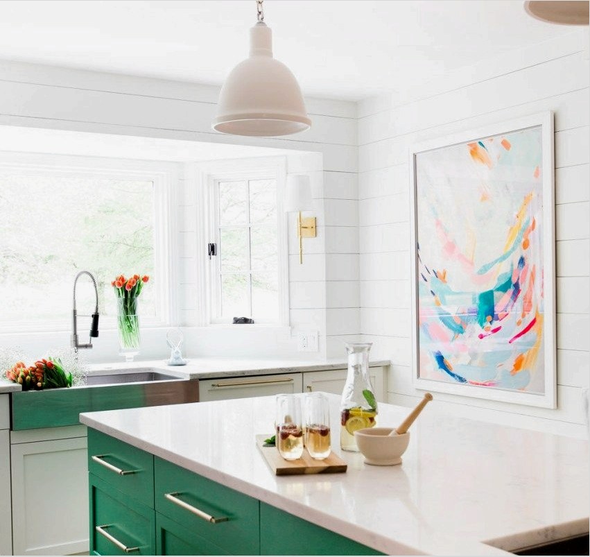 Egyszintes fehér mennyezet a modern konyha kialakításában