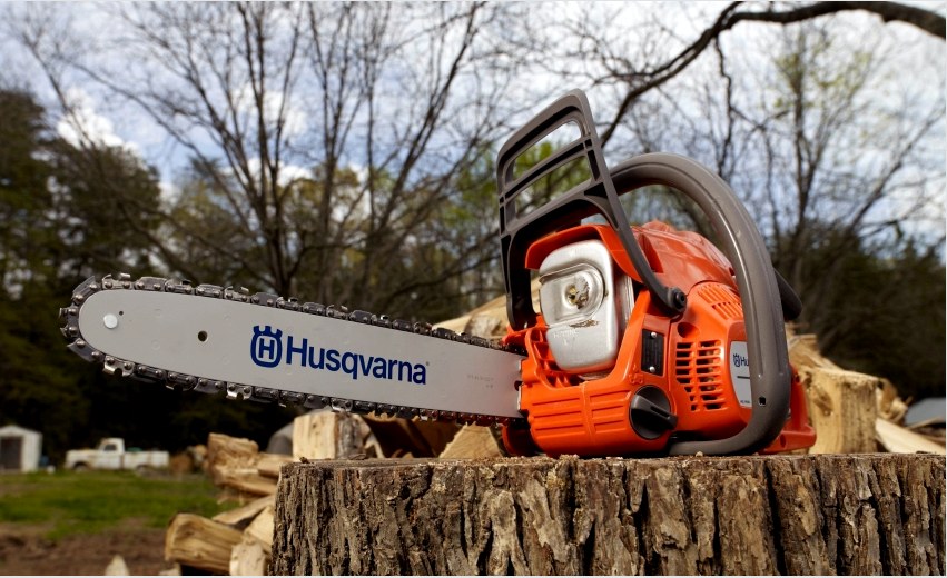 A Husqvarna 240 láncfűrész biztonságosabb a használata, mint más modellek, mivel fel van szerelve egy törött láncfogóval