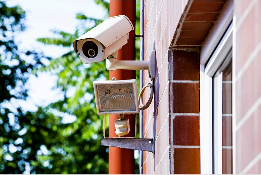 A CCTV rendszer 24 órás irányítást biztosít a szükséges terület felett