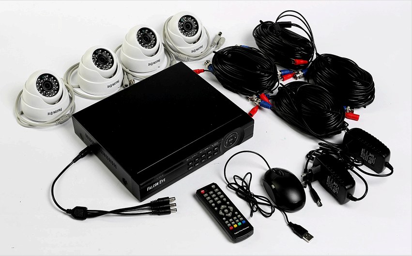 A készlet több kamerát, egy DVR-t, egy tápegységet, kábeleket és tartókat tartalmaz