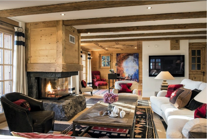 A fa felhasználását kandalló dekorációs anyagként használják a nappali belső kialakításában rusztikus vidéki stílusban