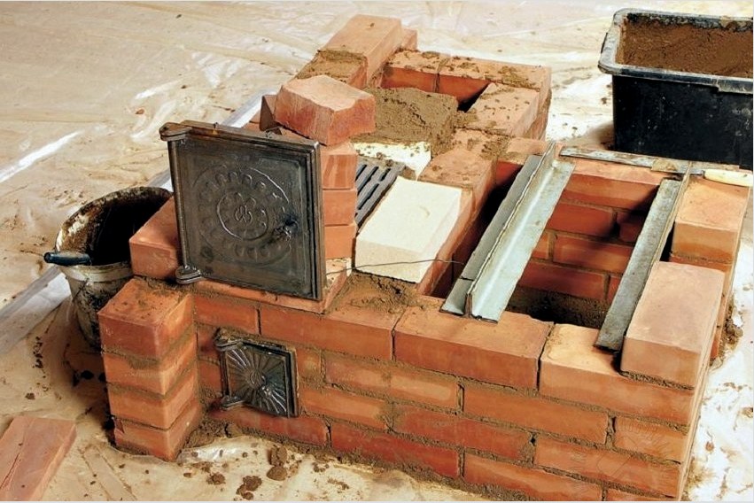 A kandalló kályha építésének helyének megválasztását a ház alapjainak felszerelésekor is figyelembe kell venni