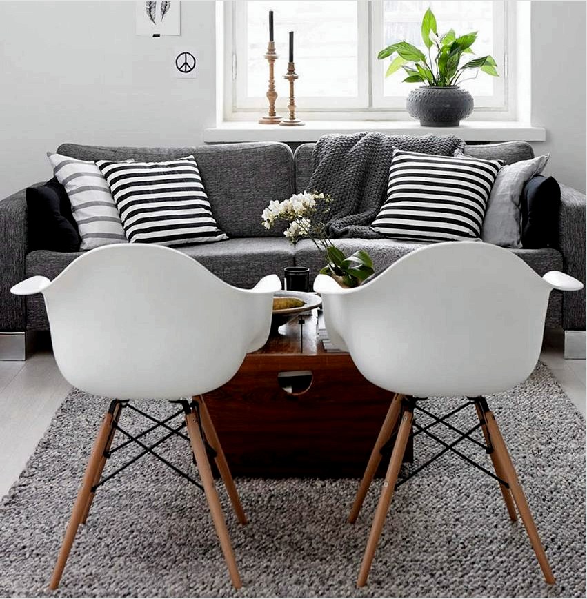 Egy kis nappaliban jobb funkcionális bútorokat használni, amelyek nem zsúfolják el a helyet