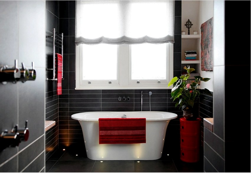 A fekete csempe használata a fürdőszobában kiváló minőségű világítást és fényes kiegészítőket igényel