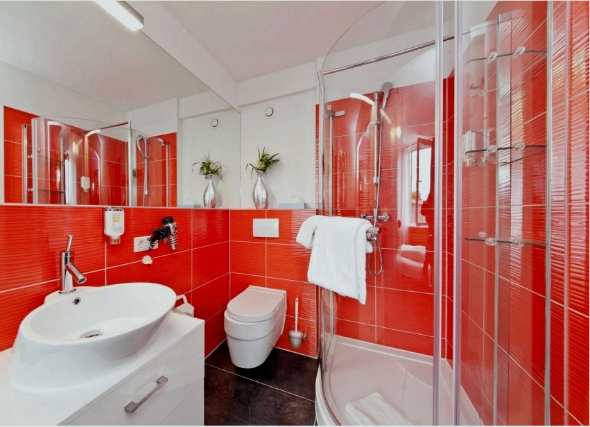 A fürdőszoba belső kialakításának érdekében a vörös csempéket óvatosan kell használni