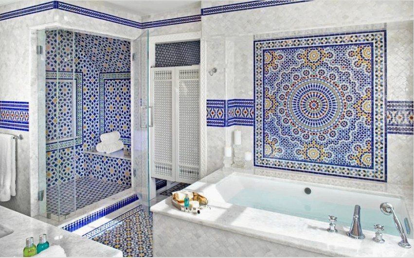 Gyönyörű fürdőszoba belső kék mozaik csempe