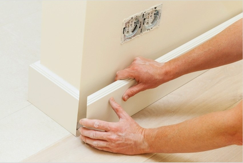 Az MDF padlólemez rögzíthető a falhoz kapcsokkal vagy öncsavarokkal vagy ragasztóval