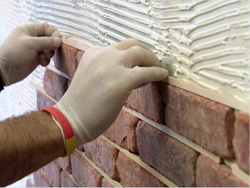 A falazat utánzatból készült téglák utánzatának létrehozásához speciálisan ragasztóanyagokat kell használni