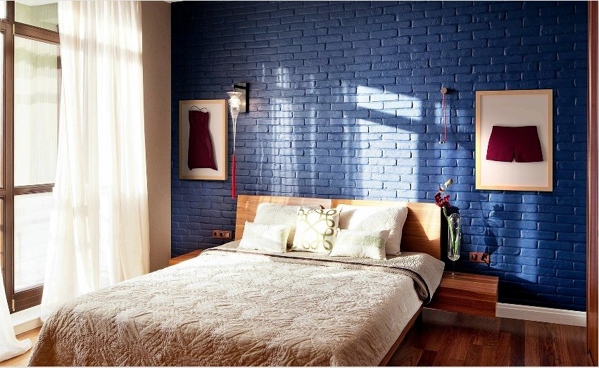 A hálószobában hangulatos és romantikus légkör megteremtése érdekében a téglafal kékre festett 