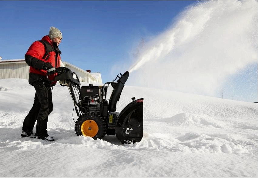 Önjáró benzines hófúvók képesek bármilyen típusú és mennyiségű havazásra megbirkózni.