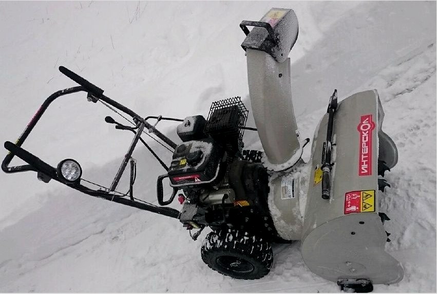 Az Interskol SMB-650E hófúvó vezető helyet foglal el az olcsó benzines készülékek között