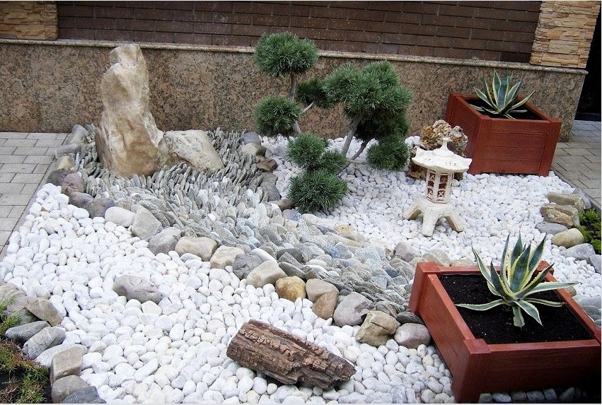 A japán kert szigorú és elegánsnak tűnik a kövek túlnyomó többségének köszönhetően