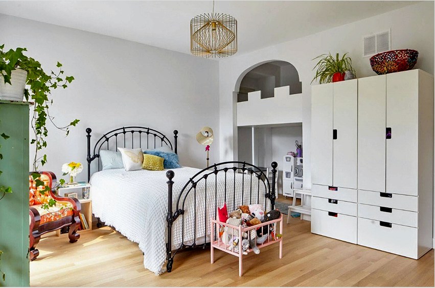 Gyönyörű kovácsoltvas ágy, tökéletes a gyermekek hálószobájához 