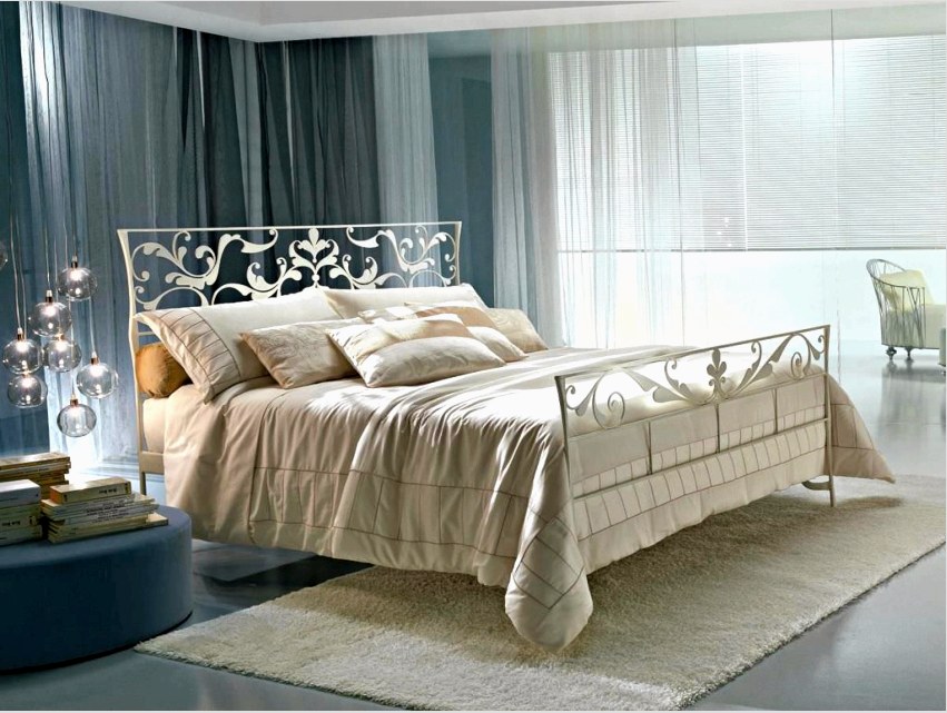 Az ízléses fehér ágy a belső terek domináns elemévé válhat.
