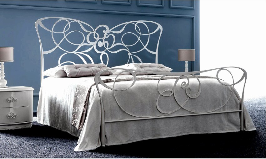 A fehér kovácsoltvas ágyat megkülönbözteti a vonal vizuális könnyedsége, tisztasága és kifejezőképessége