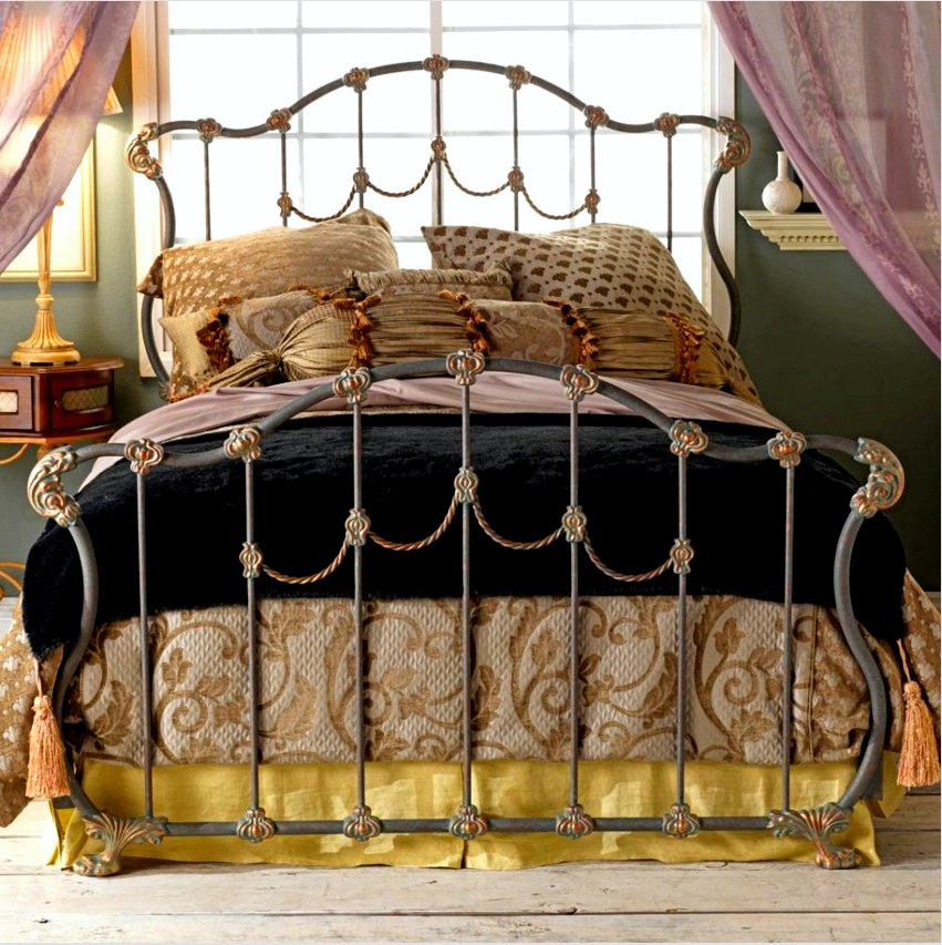 A kovácsolt ágy magassága lehetővé teszi, hogy helyet rendezzen alatta levő ágyak tárolására
