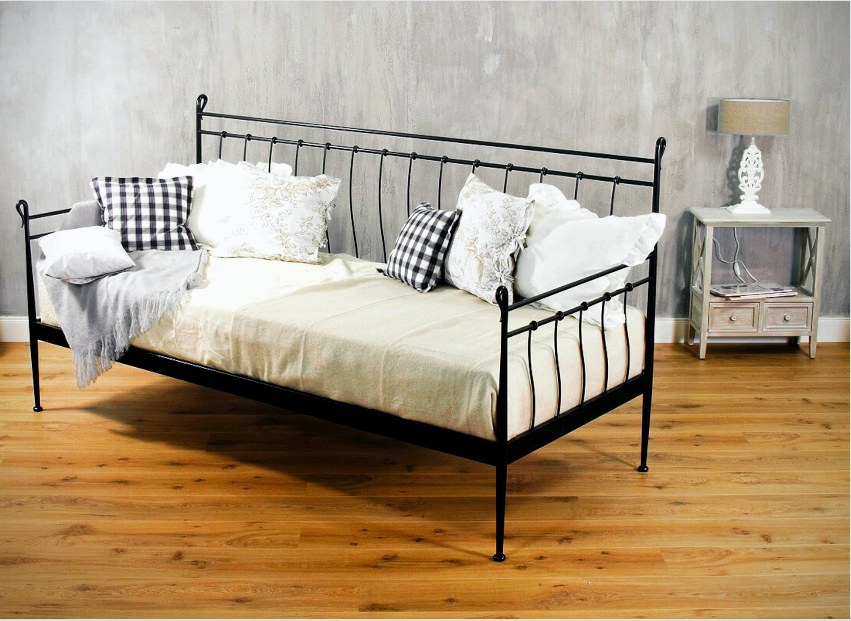 Egy elegáns, dekoratív fém hátsó kanapé ágyként szolgálhat