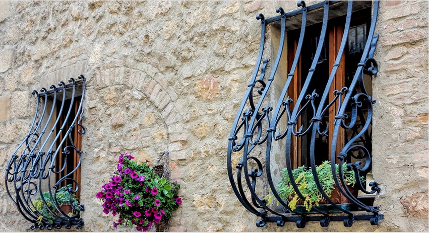 Shok rácsos ablakok: dekoráció és a ház megbízható védelme
