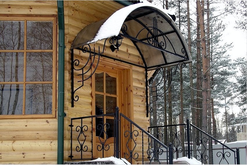 A tornác feletti védőablak megvédi a ház bejáratát az esőtől és a hótől.
