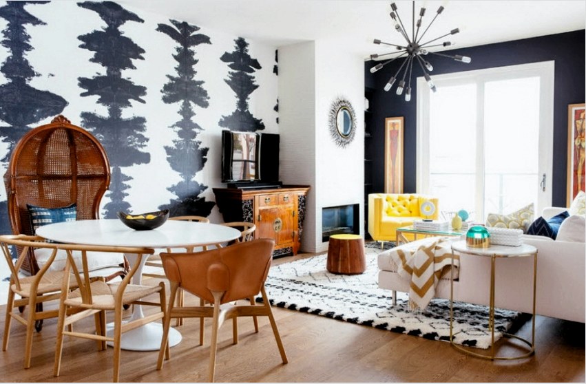 A fekete-fehér háttérképek szépen keverednek a természetes fából készült bútorokkal