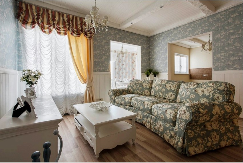 A szoba vízszintes elválasztása tapétaval egy standard módszer a nappali klasszikus stílusú tervezésekor. 