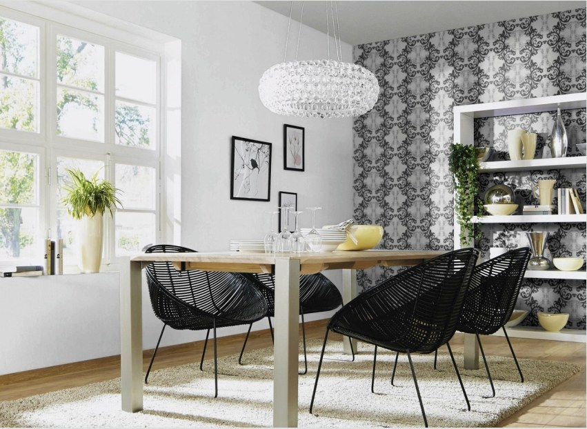 Ha a nappali a napsütéses oldalon helyezkedik el, a fekete-fehér háttérképek kombinációjával díszítheti.