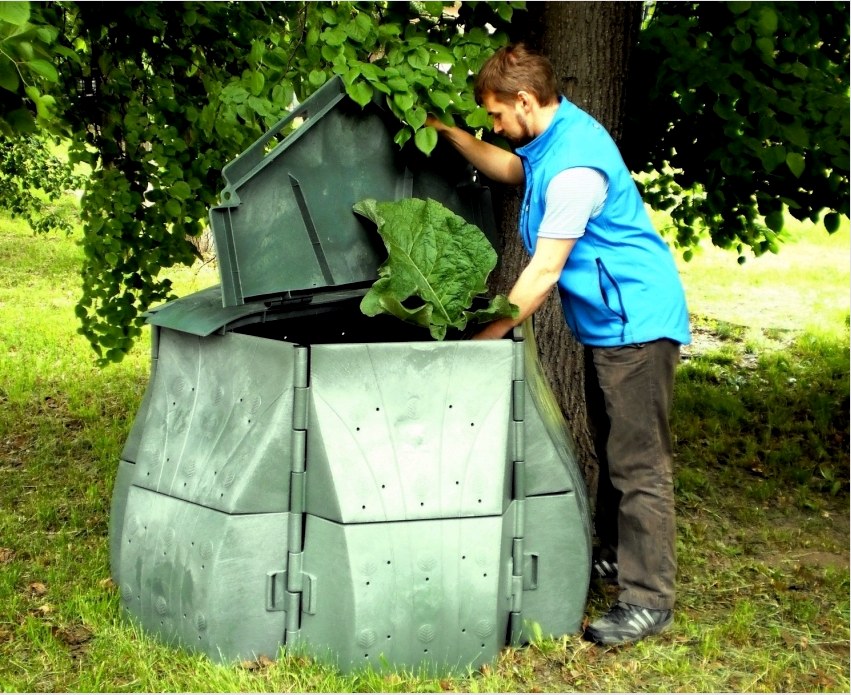 A Bulbeo komposter összecsukható modell és különálló alkatrészekből áll