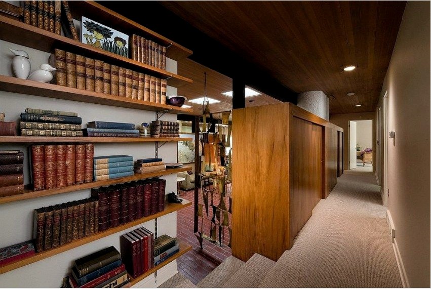 Könyvespolcok és egy szekrény elválasztják a folyosót a nappali szobától