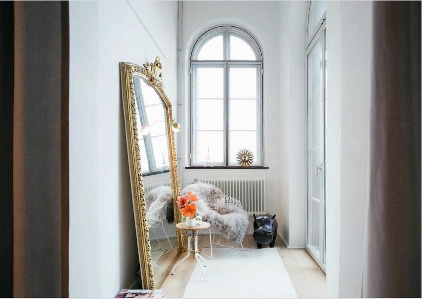 Egy nagy tükör segít a szoba vizuálisan nagyítani