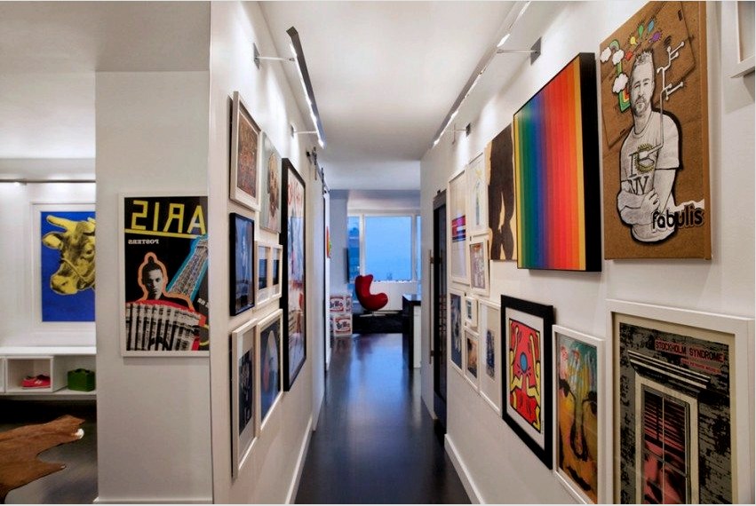 A keskeny és hosszúkás folyosón mini-galériát rendezhet a festményekről és a családi fotókról
