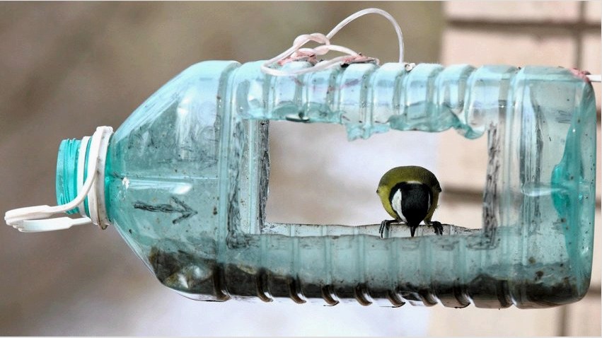 Az adagoló megfizethető és egyszerű módja egy műanyag palack használata