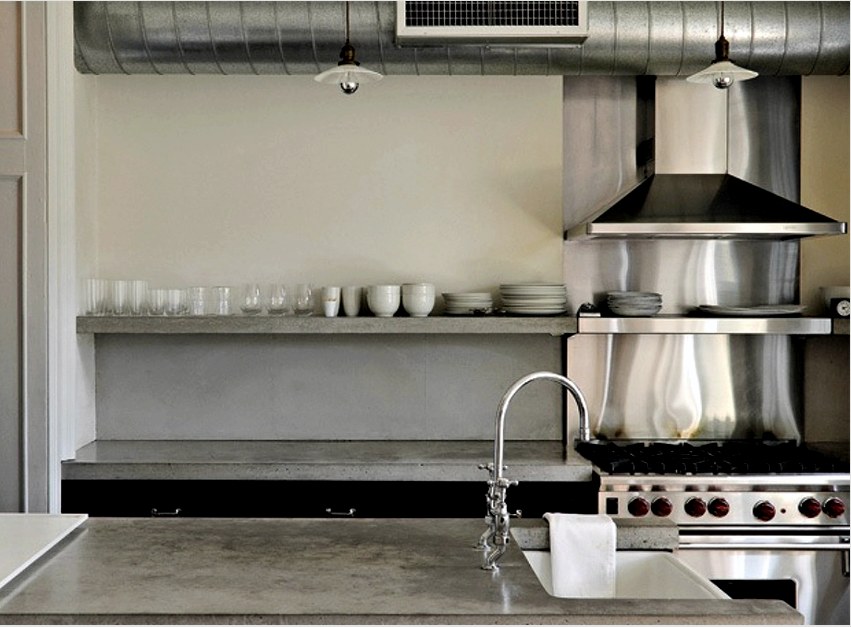 A rossz szellőzés fő jelei a konyhában lévő piszkos szag, a penész és a falon lévő gombák.