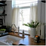 Rövid konyhai függönyök: az ablak díszítésének praktikus módja