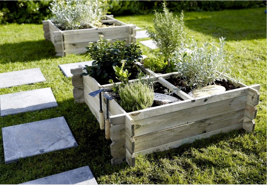Ha a hagyományos kerti ágy helyett magas dobozt használ, alaposan meg kell fontolnia a vízelvezető rendszer elhelyezését a fölösleges nedvesség elkerülésére