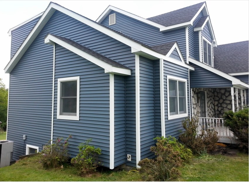 A házat kék vinil iparvágány borítja.