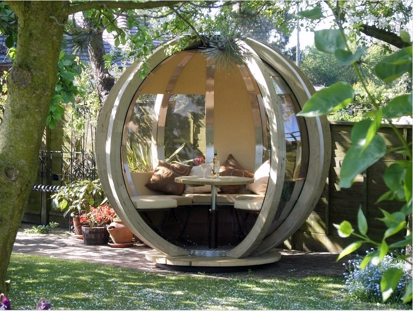 Hangulatos pihenőhely egy szokatlan kerek kerti pavilonban