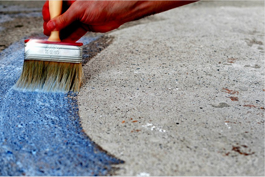 A beton padlójának alapozása fontos lépés a felület festése előtt