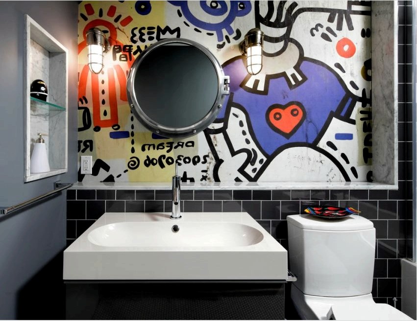 A modern fürdőszoba falait kerámialapok és akrilfesték díszítik