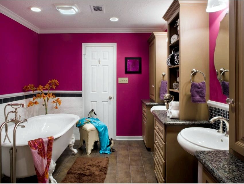Stílusos kombináció a fürdőszobában a világos bordó és finom bézs színű festékekkel