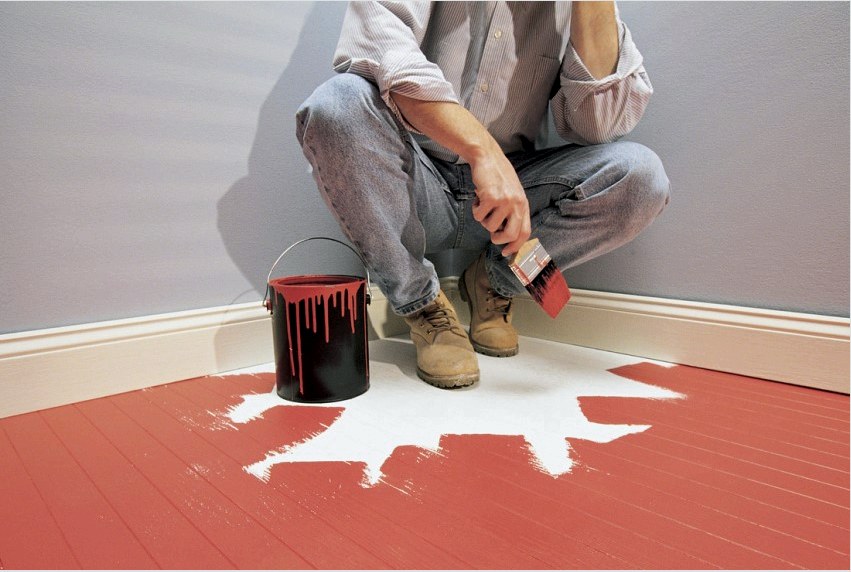 Az olaj alapú festéket legjobban a fürdőszoba padlójának bevonására lehet használni