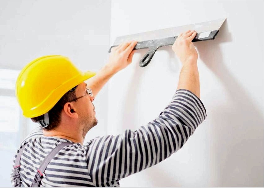 A falak festése előtt teljesen meg kell tisztítani az előző bevonattól, ha szükséges, igazítsa a falakat és tegyen be egy befejező réteget