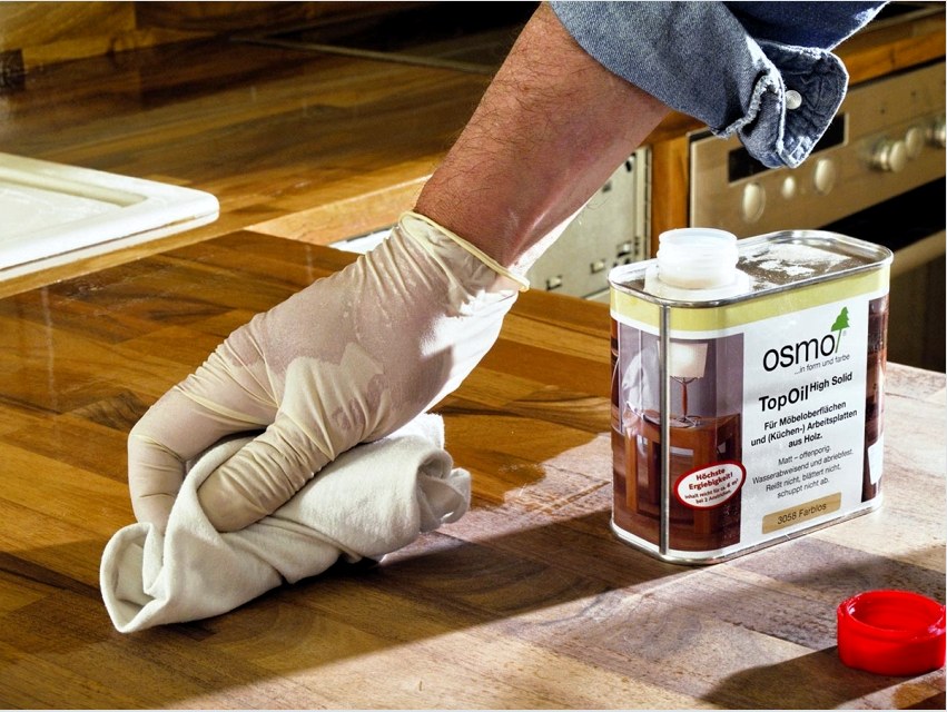 A népszerű márkák nemcsak a fa háztartási bútorok festésére kínálnak vonalkat, hanem védőfelszereléseket is