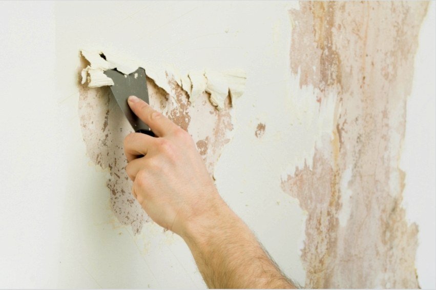 A falból származó régi festéket hatékonyan lehet eltávolítani egy kis spatula segítségével