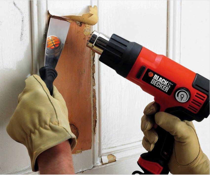 Ha több réteg régi festéket eltávolít egy fa felületről, használhat építő hajszárítót és egy spatulat, de ügyeljen a fa típusára, hogy ne deformálódjon