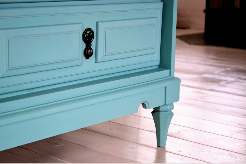 Szükség esetén a fából készült bútorok akrilfestékei különféle színekkel színezhetők.