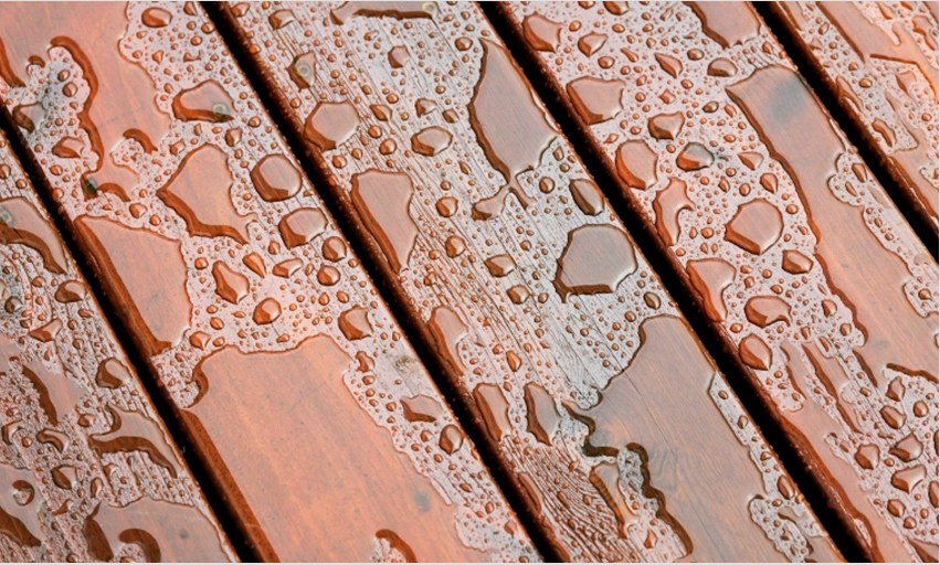 Az olajfestékek egyik előnye a homlokzaton a magas hidrofób képesség, amely hosszú ideig lehetővé teszi a fafelület védelmét