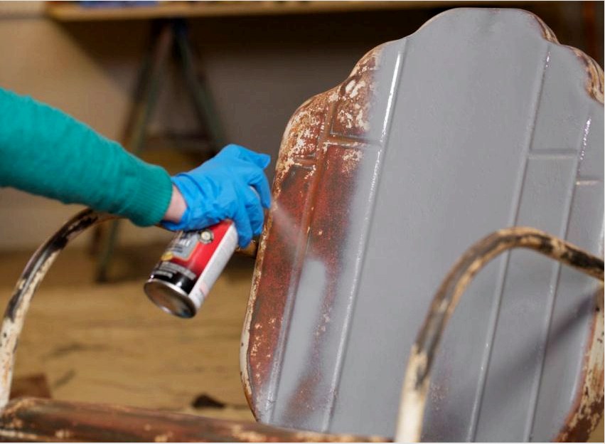 A festék spray-tartályban fémtárgyak festésére történő használata a legegyszerűbb módja annak, hogy egyenletesen festett felületet csíkok és csepegtetések nélkül kapjunk.