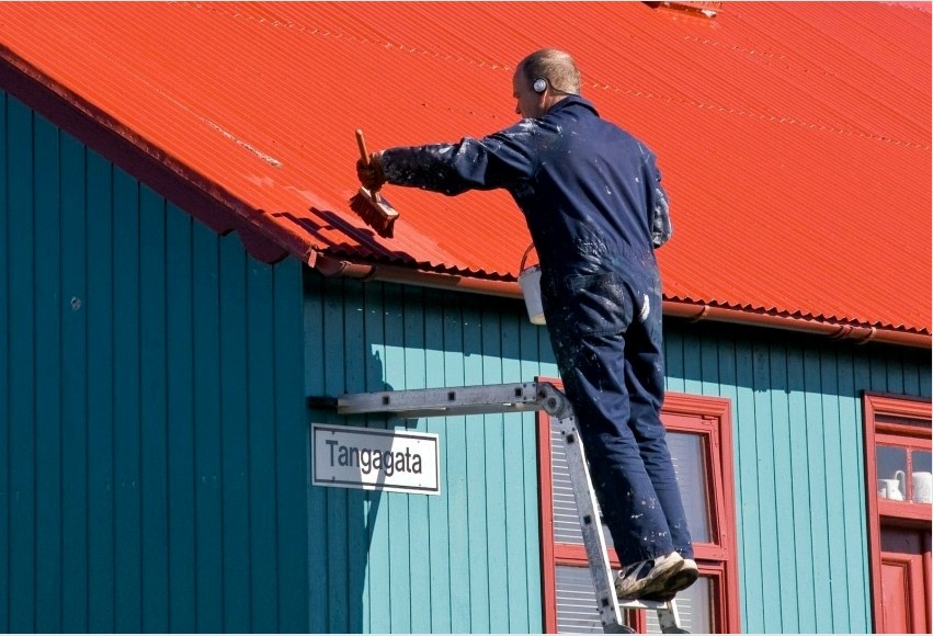 A fém gumifestéke erős és megbízható bevonat, amely alkalmas az épület galvanizált tetőjének befejezésére