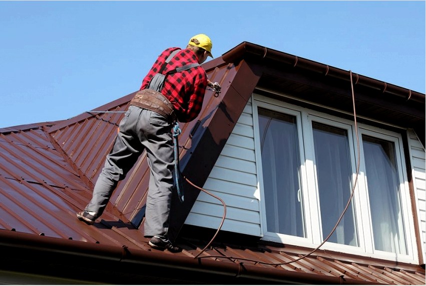 Korróziógátló tulajdonságai miatt a fémre festett festék képes megvédeni a magánház tetőjét a negatív külső tényezőktől 